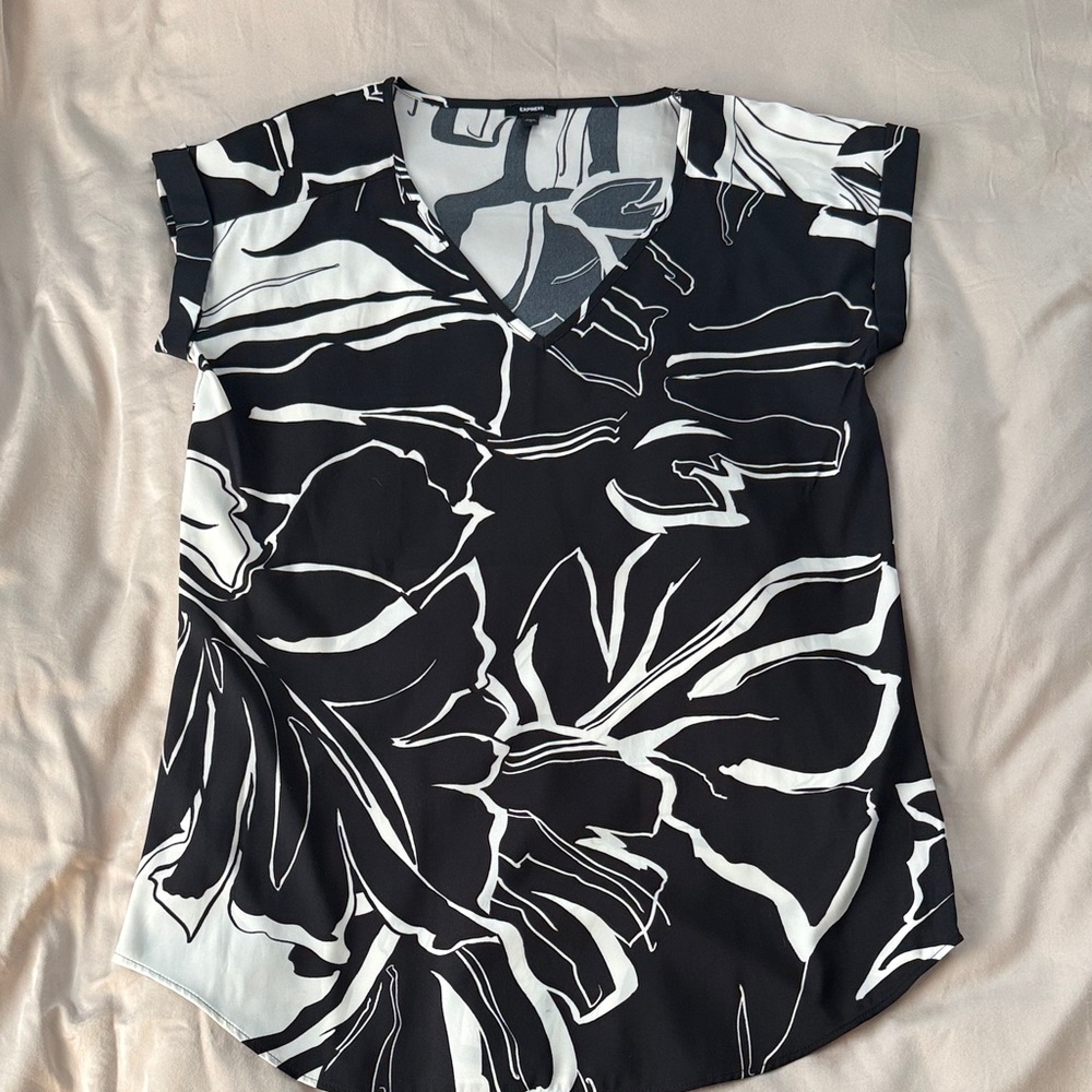 Express Black & White Floral V-Neck Blouse